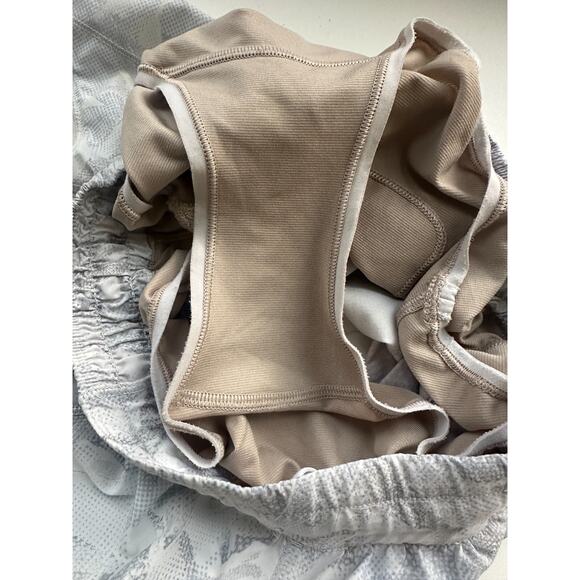 Lululemon Hotty Hot Short 2.5" Lined White Gray Printed Shorts Women's Size 6 - Picture 7 of 12